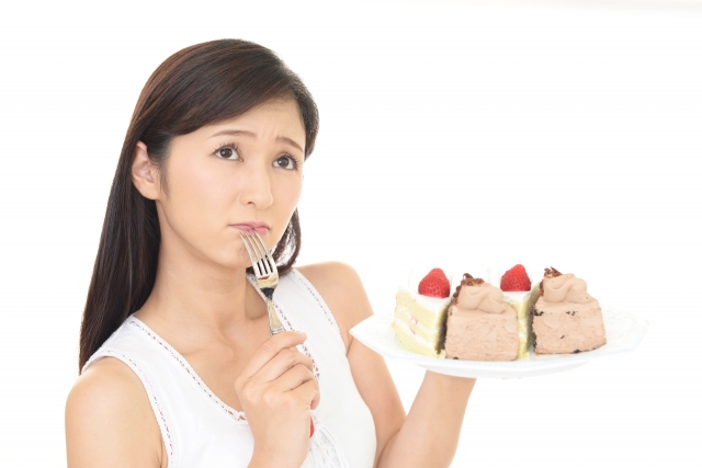 ダイエット中の年末年始の過ごし方のポイントを実施する女性