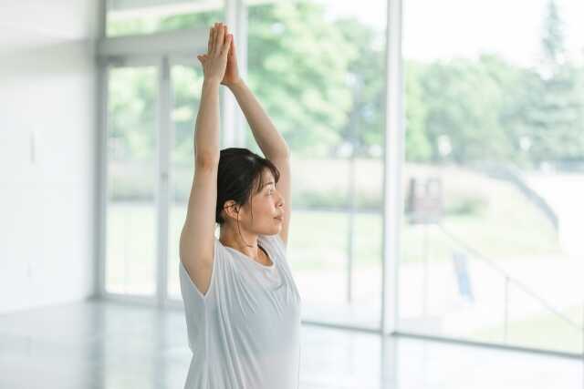 正しい姿勢をパーソナルトレーニングジムで習った女性