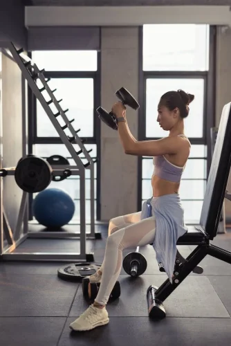 ダイエットのために筋力トレーニングをする女性