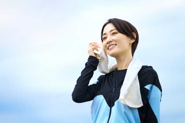 代謝を上げるために走る女性