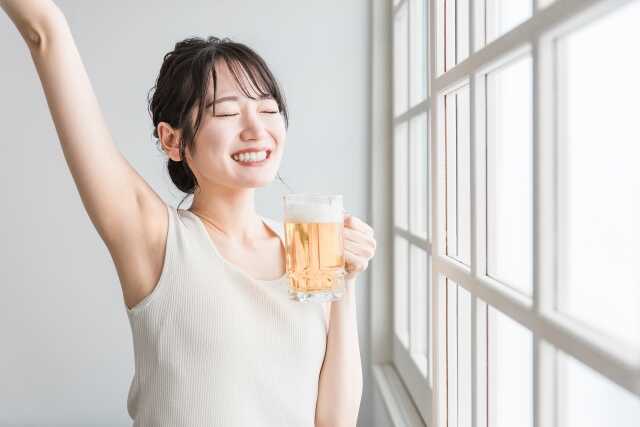 お酒を飲む女性
