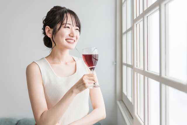 お酒を飲みながらダイエットしている女性