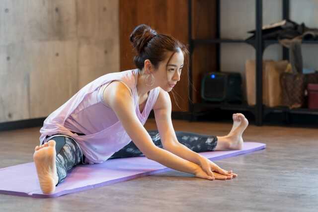 手ぶらでジムに来ている女性
